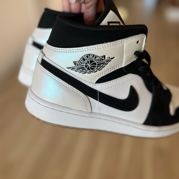 Men’s size 9 Nike air Jordan mids only worn twice excellent condition. - Picture 3 of 6